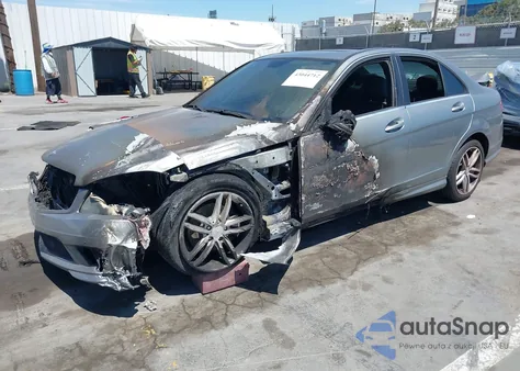 2010 Mercedes-Benz C 300 Luxury/Sport z USA, uszkodzony, nr VIN WDDGF5EB8AR105375